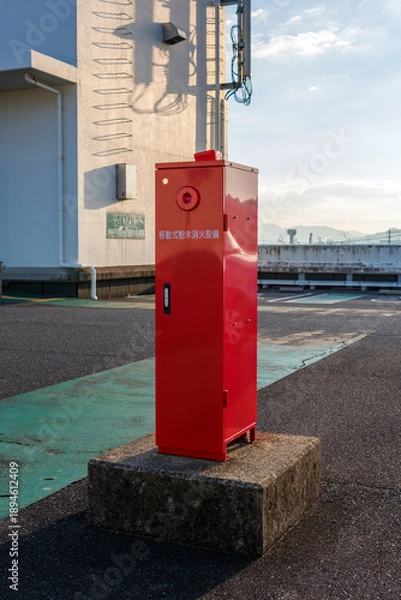 Obraz 商業施設の屋上に設置された移動式粉末消火設備