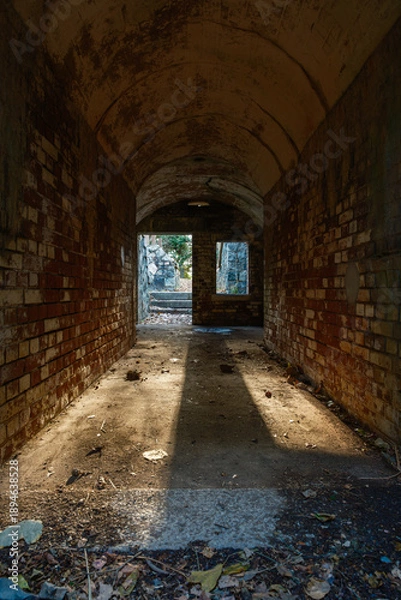 Obraz 古いレンガ造りの遺構と差し込む太陽光
