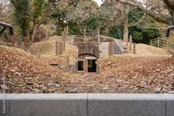 Obraz 要塞の面影を残すレンガと石の歴史的遺構