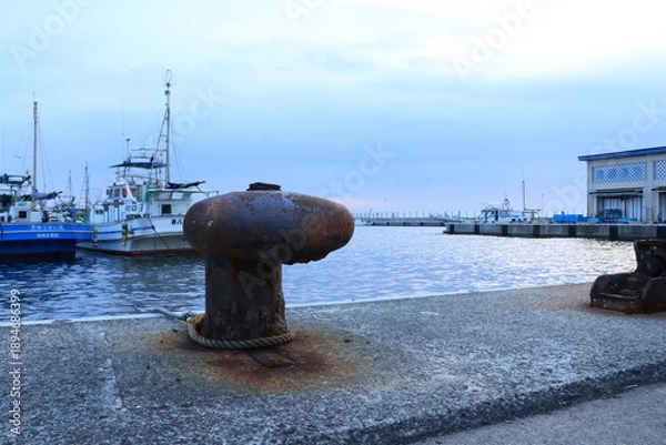 Obraz 夕暮れ時の青みかかった江ノ島近くの片瀬漁港の様子
