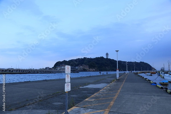 Obraz 夕暮れ時の青みかかった江ノ島近くの片瀬漁港の様子