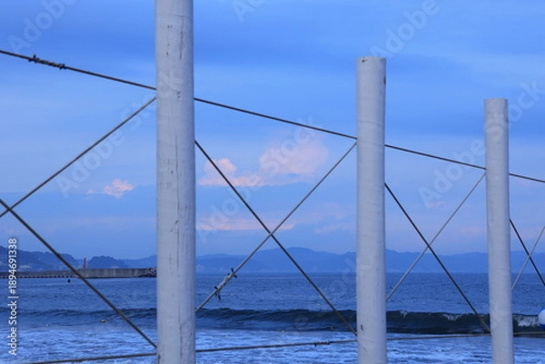 Obraz 片瀬東浜海水浴場の遊泳地区を表す白い杭　夏の風物詩
