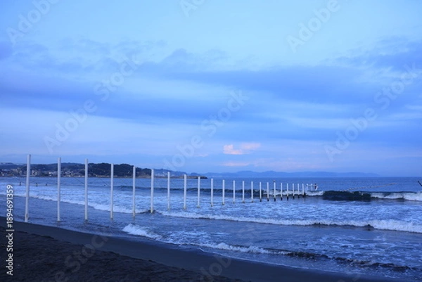 Obraz 片瀬東浜海水浴場の遊泳地区を表す白い杭　夏の風物詩