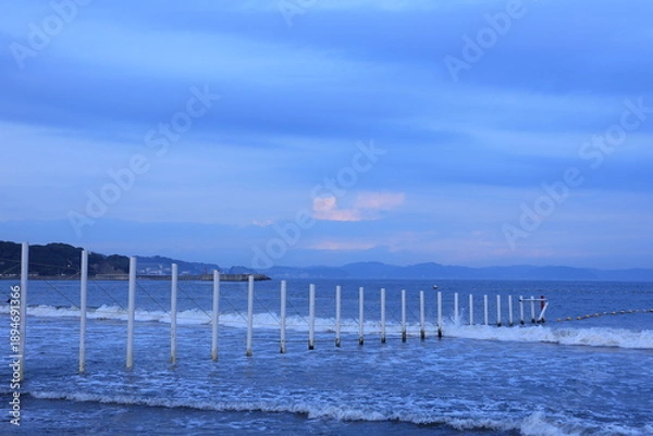 Obraz 片瀬東浜海水浴場の遊泳地区を表す白い杭　夏の風物詩