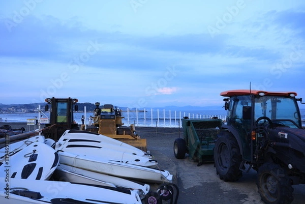 Fototapeta 片瀬東浜海水浴場の遊泳地区を表す白い杭　夏の風物詩