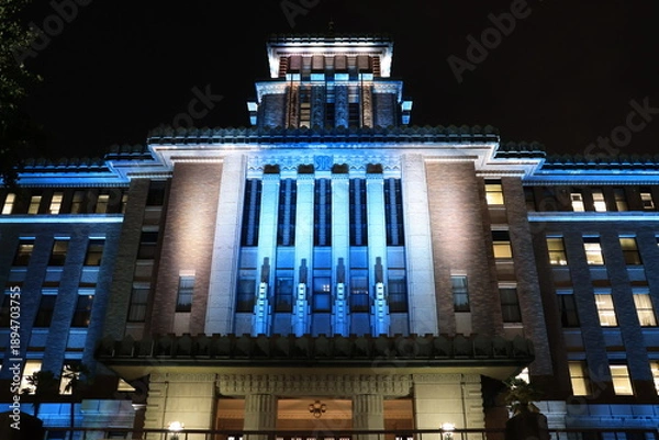 Obraz 青白くライトアップされた神奈川県庁ビル　夜景
