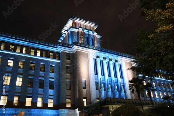 Obraz 青白くライトアップされた神奈川県庁ビル　夜景