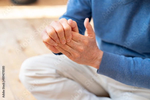 Obraz 手が内側に入る男性