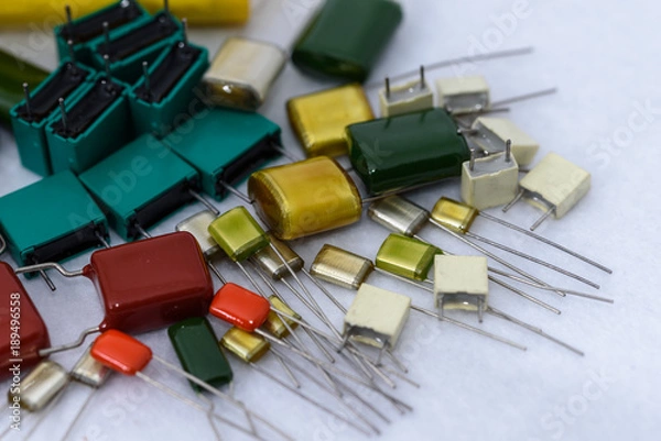 Obraz 電子部品（沢山のフィルムコンデンサ）