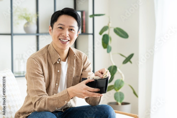 Obraz 財布を持って喜ぶミドルの男性