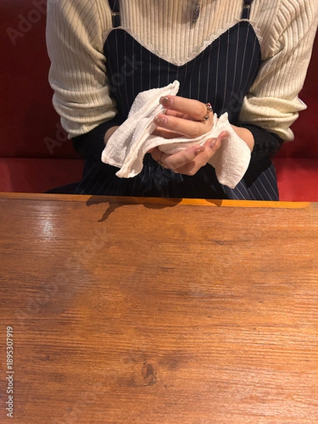 Obraz おしぼりで手を拭く