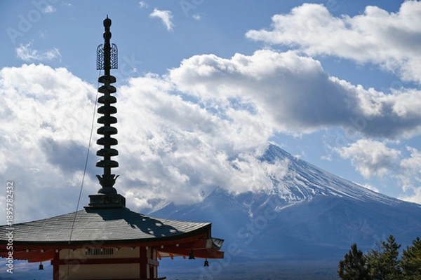Obraz 新倉山五重塔と雪化粧する富士山
