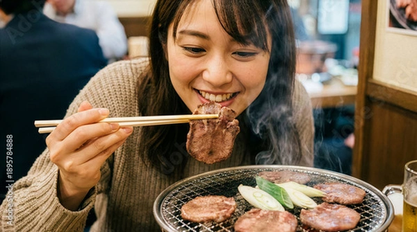 Obraz 笑顔で牛タン焼肉を堪能する日本人女性