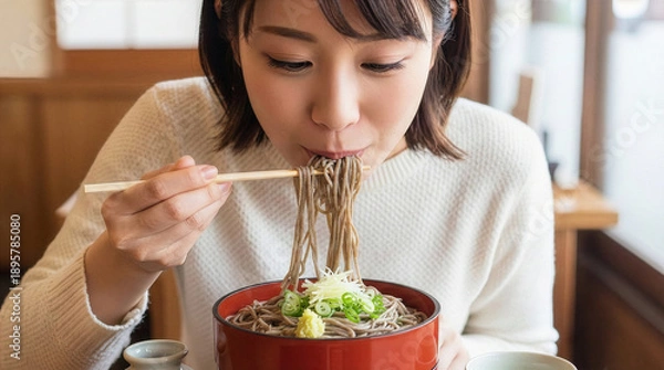 Obraz 出雲蕎麦を美味しそうに食べる若い女性