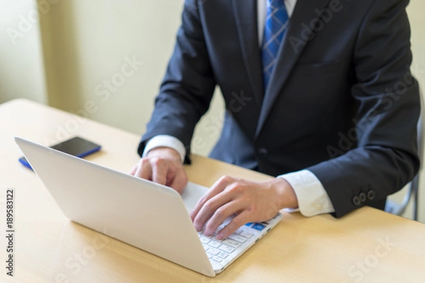 Obraz パソコンを打つ就活生のイメージ