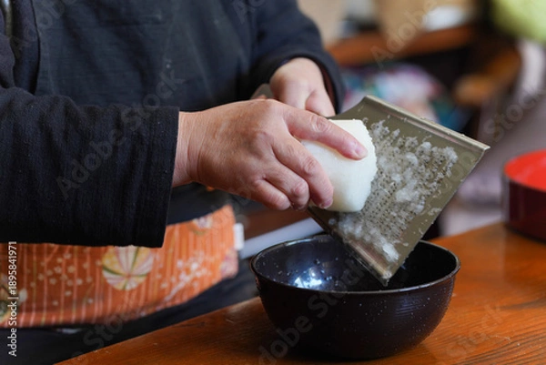 Obraz おろし金で大根をおろす女性