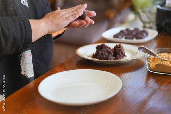 Obraz おはぎを手作りする女性