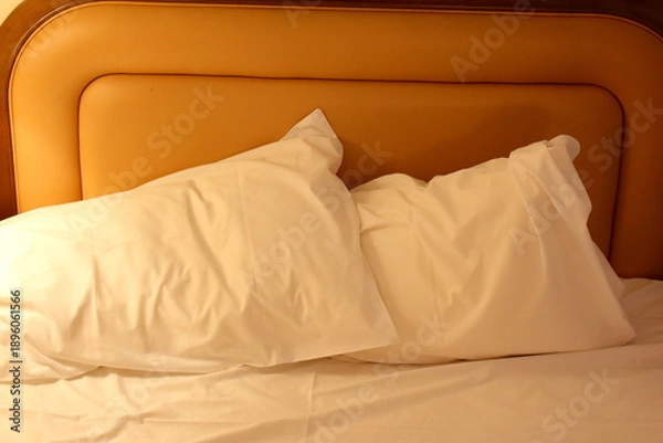Obraz ベットの上に並んだ枕