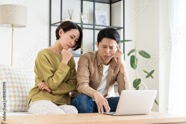 Obraz パソコンで悩むミドルの夫婦