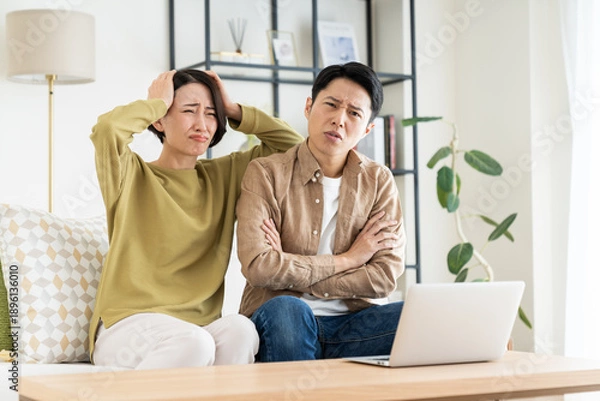 Obraz パソコンで悩むミドルの夫婦
