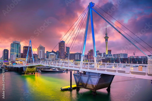 Obraz Okland. Pejzaż miejski z panoramą Auckland w Nowej Zelandii podczas wschodu słońca.