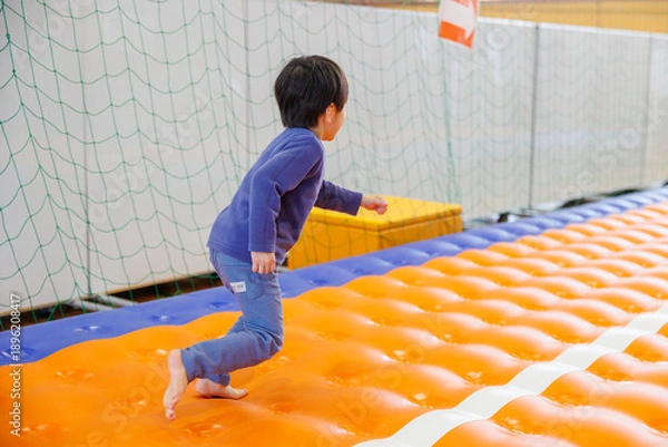 Obraz 室内遊具で遊ぶ男の子