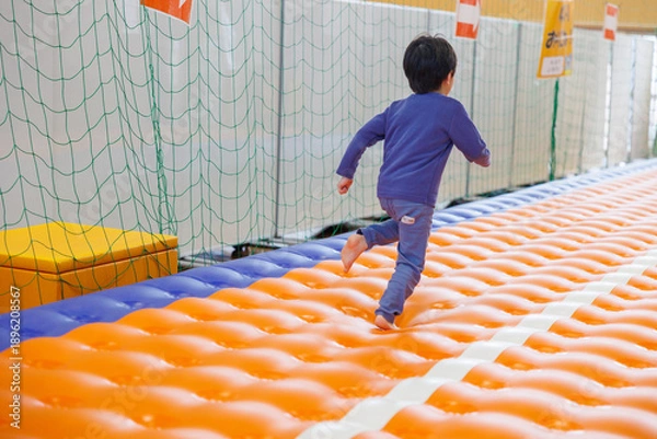 Obraz 室内遊具で遊ぶ男の子