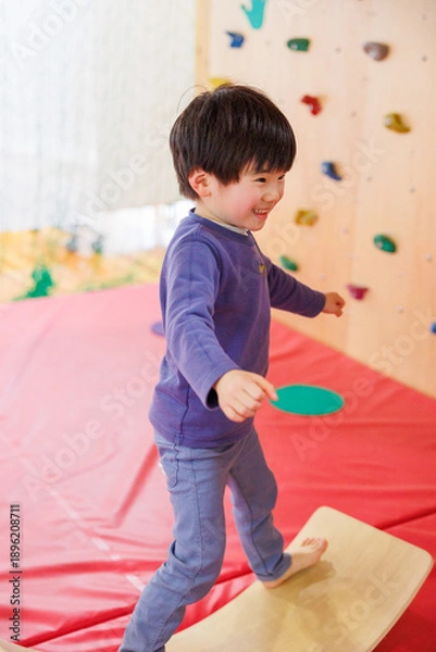 Obraz 室内遊具で遊ぶ男の子