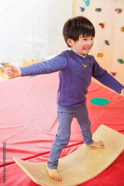 Obraz 室内遊具で遊ぶ男の子