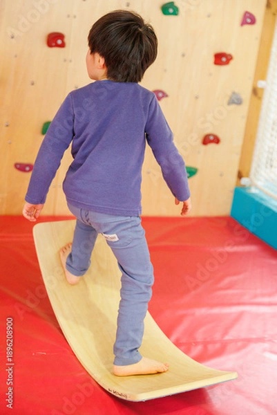 Obraz 室内遊具で遊ぶ男の子