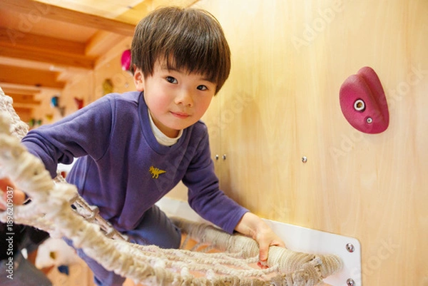 Obraz 室内遊具で遊ぶ男の子