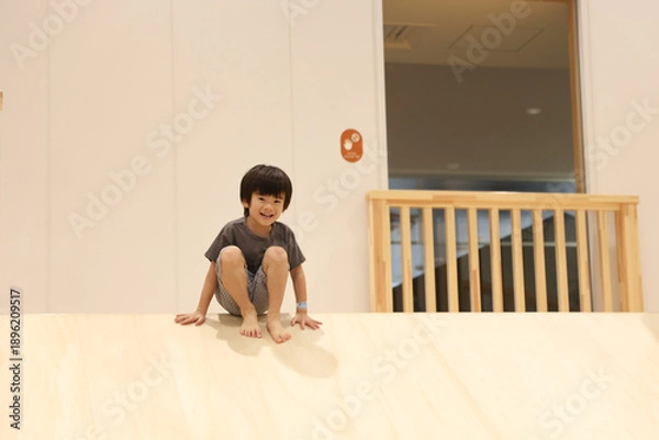 Obraz 室内遊具で遊ぶ男の子