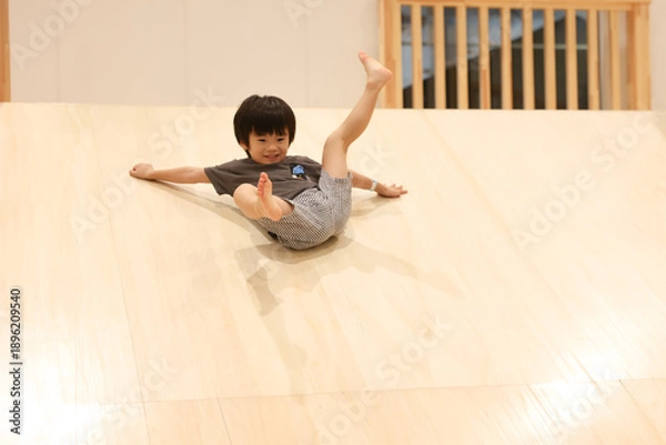 Obraz 室内遊具で遊ぶ男の子