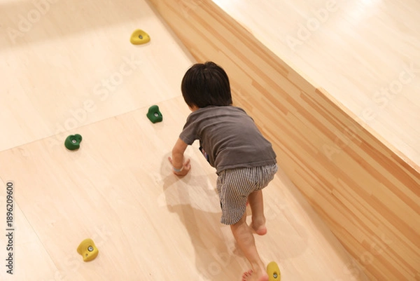 Obraz 室内遊具で遊ぶ男の子