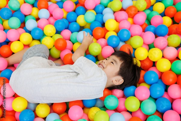 Obraz 室内遊具で遊ぶ男の子