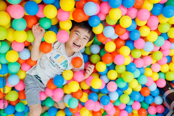 Obraz 室内遊具で遊ぶ男の子