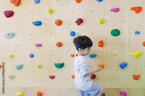 Obraz 室内遊具で元気に遊ぶ子供の笑顔と成長のイメージ