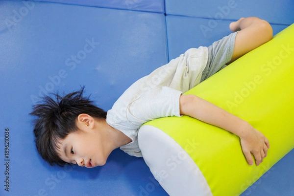 Obraz 室内遊具で元気に遊ぶ子供の笑顔と成長のイメージ