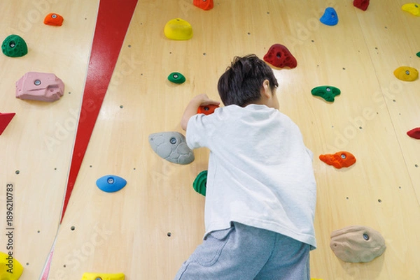 Obraz 室内遊具で元気に遊ぶ子供の笑顔と成長のイメージ