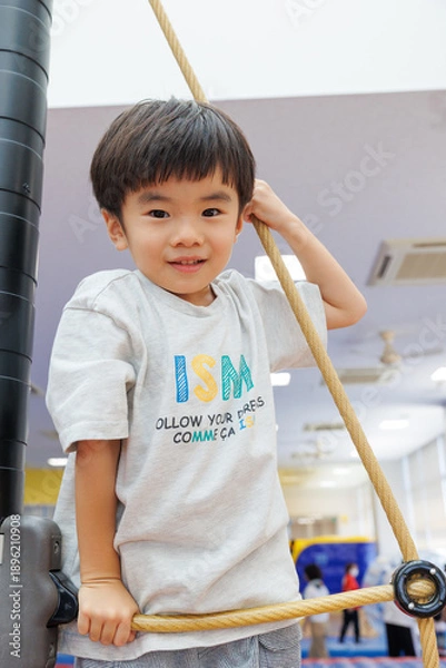 Obraz 室内遊具で遊ぶ男の子