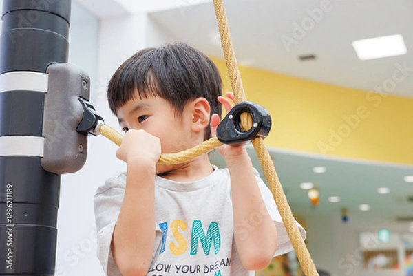 Obraz 室内遊具で遊ぶ男の子