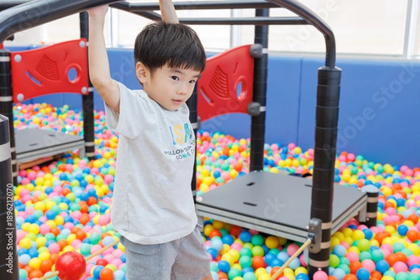 Obraz 室内遊具で遊ぶ男の子