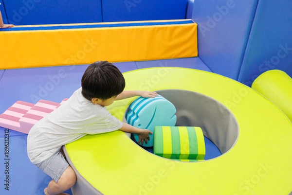 Obraz 室内遊具で遊ぶ男の子