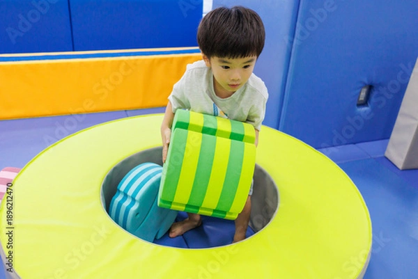 Obraz 室内遊具で遊ぶ男の子
