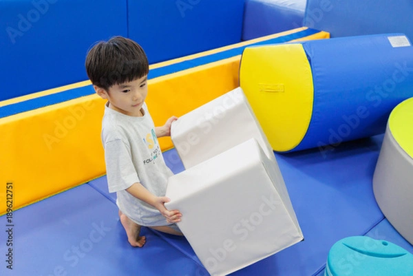 Obraz 室内遊具で遊ぶ男の子