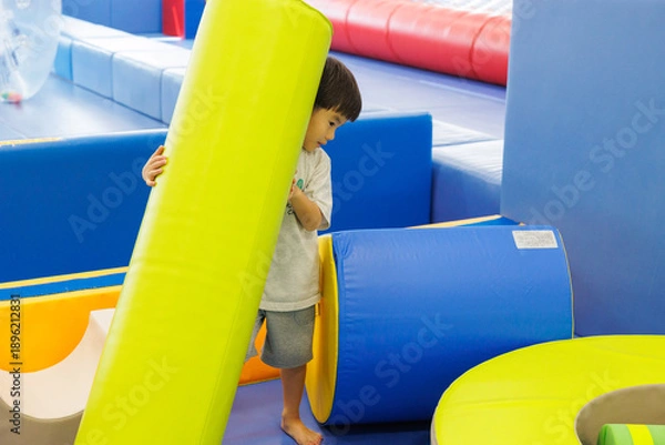 Obraz 室内遊具で遊ぶ男の子