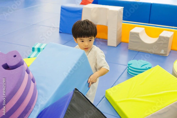 Obraz 室内遊具で遊ぶ男の子