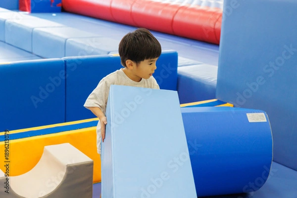 Obraz 室内遊具で遊ぶ男の子