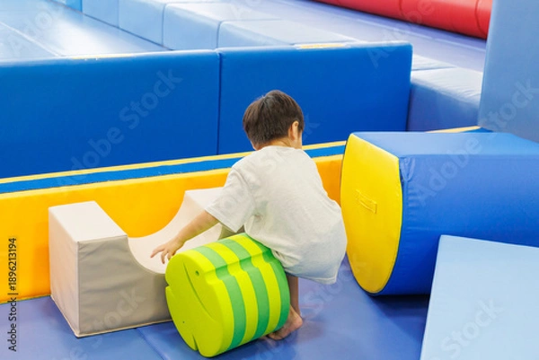 Obraz 室内遊具で遊ぶ男の子
