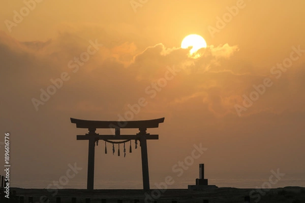 Obraz 曇りの日の朝日と鳥居